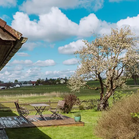 Idyllisches Mit Teich *