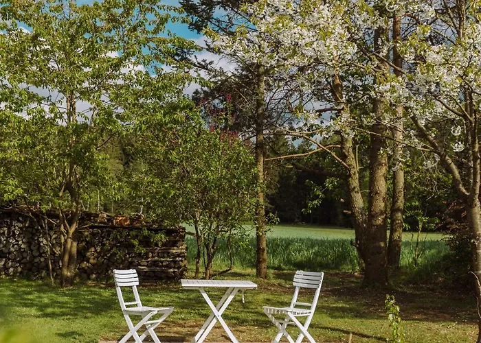 Ferienhaus Idyllisches Mit Teich *